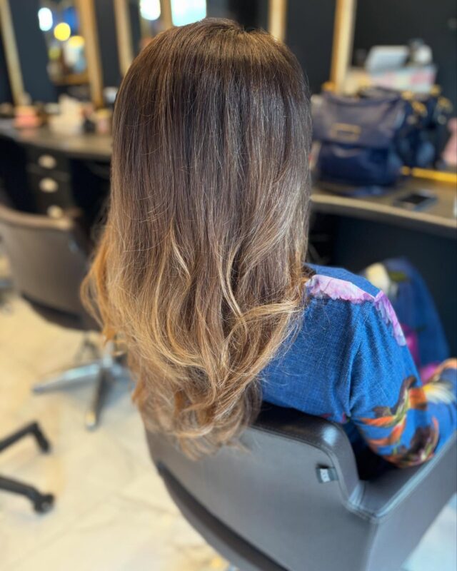 “Flawless dip dye colour and styling by Naz! ✨ Soft tones and perfect waves for that effortlessly chic look. Book your transformation today! 💇‍♀️

#dipdye #HairGoals #StyledByNaz #NazZeneldeenHair #FulhamSalon #LondonHairdresser #HairTransformation #LuxuryHairCare”