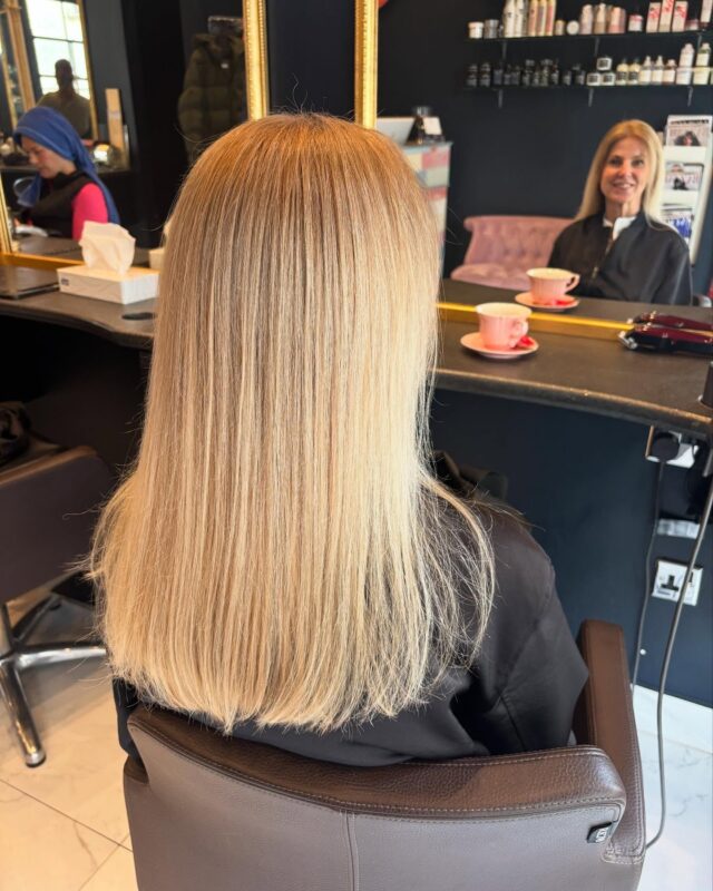 “Blonde perfection by Naz ✨
Healthy, shiny, and flawlessly blended. Who’s ready for a spring refresh? 🌸
📍 Visit us at Naz Zeneldeen Hairdressers.
#HairByNaz #BlondeGoals #FulhamHairdressers #NazZeneldeen”