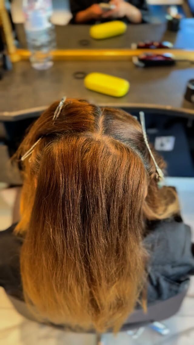 Highlights for our beautiful client, a fresh change while keeping her hair healthy and shiny! Teamwork that makes all the difference! Color by Naz, cut and blow-dry by Patricia 💇‍♀️✨. @alfelstead #hairtransformation #fulhamhairdresser #highlights  #blondehair