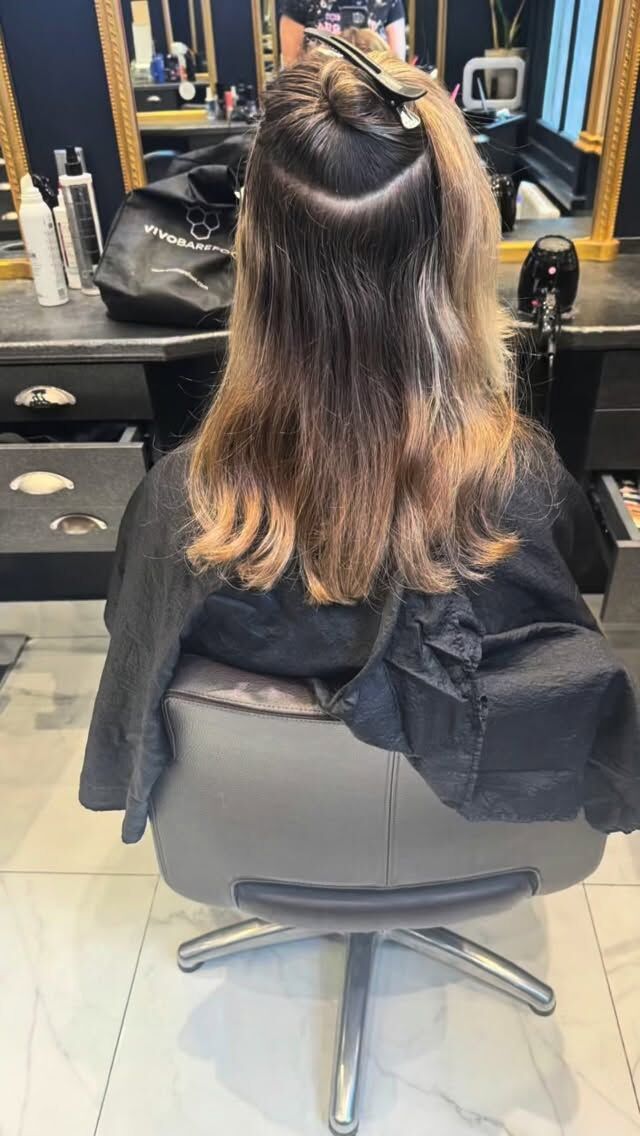 Teasy lights done by @lynnsey_naz_zeneldeenhair ✨
A smooth transition from traditional highlights to a softer, more natural blend. Perfect for a low maintenance grow out.  #teasylights #fulhamhairdresser #blondehair #hairtransformation