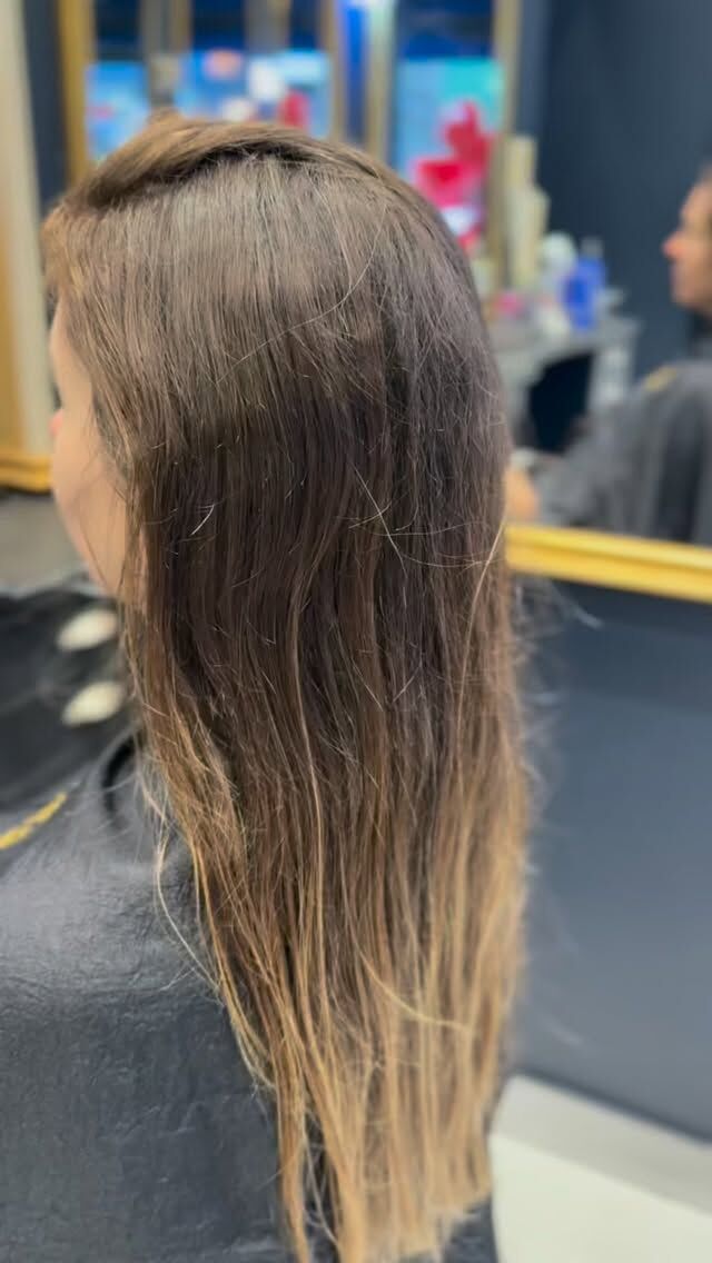 Sun kissed hair ✨
Created using a combination of teasy lights and air touch for a soft, natural and luminous result by @lynnsey_naz_zeneldeenhair  #fulhamhairdresser #blondehair #teasylights #airtouch #haircolor #hairgoals