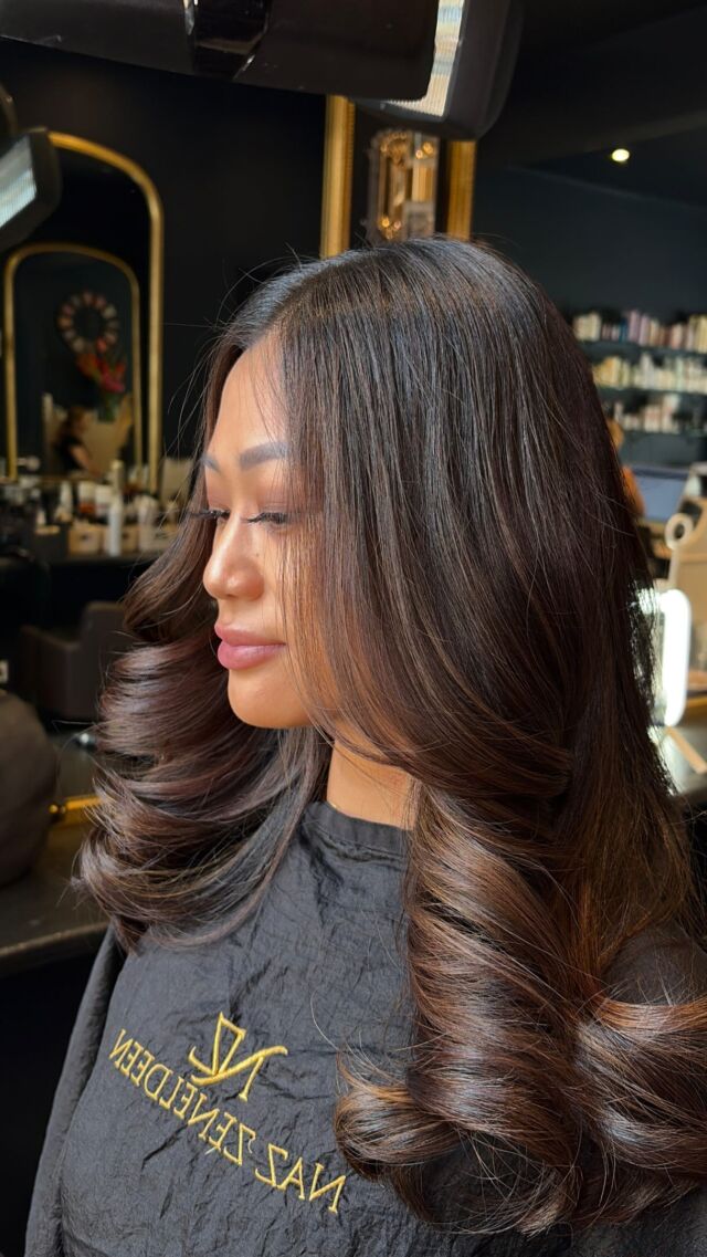 What’s not to love? 🤎✨
Rich, glossy brunette tones, soft face-framing layers and that expensive hair shine. The kind of colour that looks effortlessly luxe from every angle.
Colour & styling by Senior Stylist Daisy ✨
Ready for your brunette refresh? Book your consultation via the link in bio.
#BrunetteHair #ExpensiveBrunette #GlossyHair #ChocolateBrunette #BrunetteBalayage LuxuryHair HealthyHair FulhamHairdresser FulhamSalon LondonHairdresser
