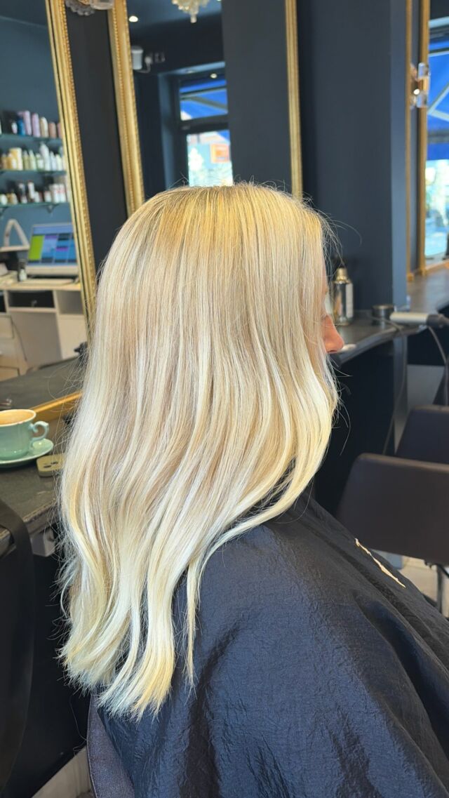 Creamy blonde, right from the root 🤍✨
Created using back-to-back scalp foils for maximum brightness and a seamless blonde that looks like it’s growing straight from the scalp.
Clean, creamy and beautifully blended with no harsh lines — just blonde from root to tip.
Hair by Senior Stylist Daisy ✨
📍 Fulham, London
📲 Ready to go brighter? Book your appointment with Daisy via the link in bio.
#FulhamHairdresser #LondonBlondeSpecialist #ScalpFoils #BlondeSpecialist #CreamyBlonde LondonHairdresser FulhamSalon BlondeHair