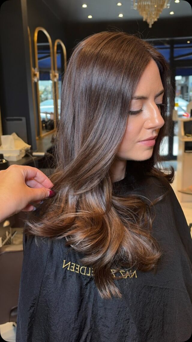 Gloss, but make it treatment ✨🤎
An acidic demi-permanent gloss enriched with hyaluronic acid to help plump and condition the hair while adding incredible shine, richness and depth — without the commitment of permanent colour.
Perfect for refreshing faded brunettes, enhancing your natural tone or simply bringing dull hair back to life.
The result? Richer colour, glass-like shine and hair that looks seriously healthy. 🤎✨
Colour & styling by Senior Stylist Daisy ✨
📍 Fulham
Ready for your gloss-up? Book your appointment via the link in bio.
#BrunetteHair #GlossyBrunette #HairGloss #HealthyHair #ShinyHair LuxuryHair DimensionalBrunette BrunetteSpecialist LondonHairdresser FulhamHairdresser FulhamSalon LondonHairColourist
