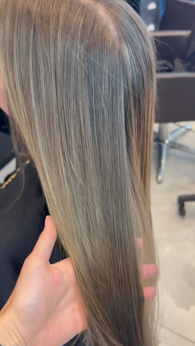 Taking this blondie darker & more lived-in 🤎✨
Patricia added a mix of highlights and lowlights to create depth, dimension and a softer, more blended blonde.
Finished with an all-over gloss to deepen the tone, bring everything together and add that gorgeous shine ✨
The result? A dimensional, lived-in blonde with contrast in all the right places and a much softer grow-out 🤍
Colour by Patricia ✨
#LivedInBlonde #Highlights #Lowlights #FulhamHair #LondonColourist