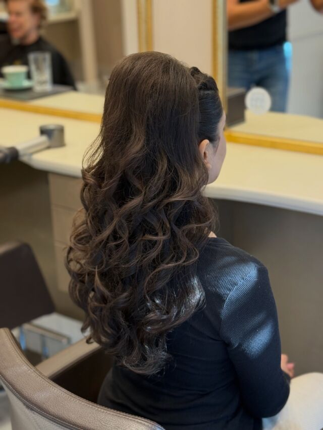 Plans in the diary? Let’s sort your hair ✨
From voluminous half-up styles like this to polished buns and glamorous waves, we create occasion hair that feels like you—just a little more dressed up.
Whether it’s a wedding, a black-tie evening or a birthday celebration, come into the Fulham salon and leave ready for the event.
DM us your date and hair inspiration to enquire about an appointment 🤍
Photo: @valentino__hairdresser
#FulhamHairdresser #FulhamHair #OccasionHairLondon #HairUpLondon