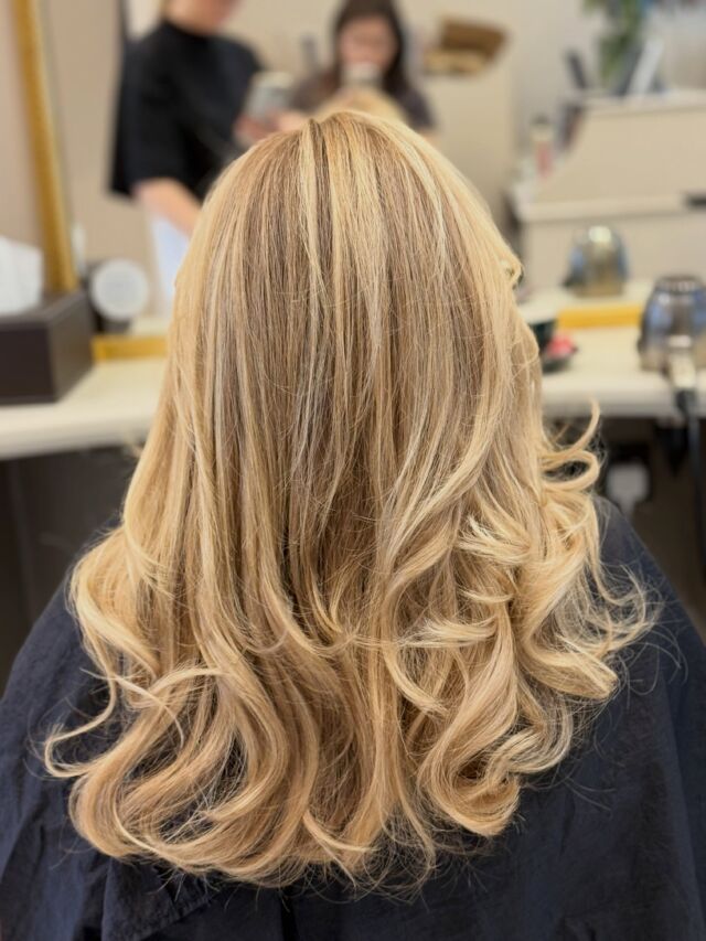 From summer blonde to autumn glow. A softer, warmer blonde for the new season. By @patricia_london_hair